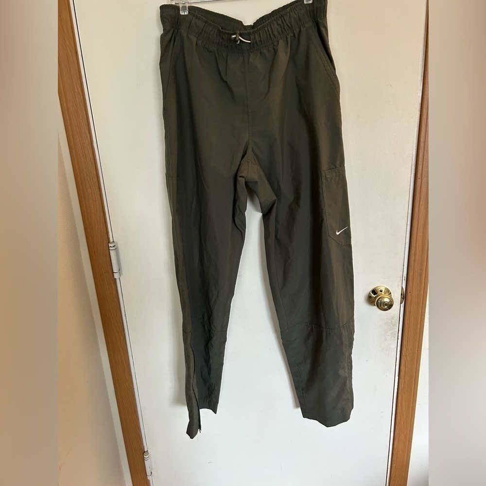 Nike large olive drab stretch waste pull on pants with zippers at the bottom
